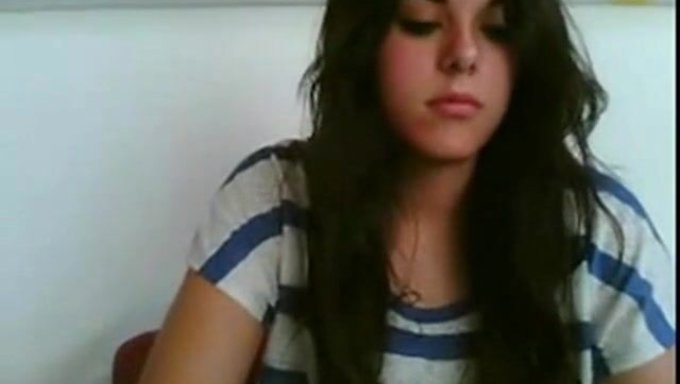 Hermosa Mujer Se Muestra En Cámara