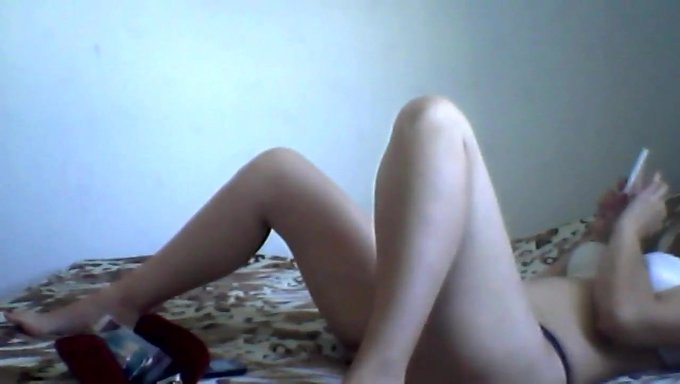 Chica En La Cama: Imágenes En La Webcam De Una Jovencita