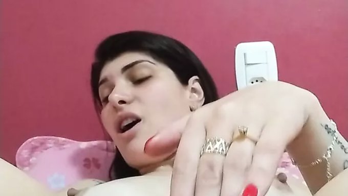 Adolescente Tatuada Se Complace A Sí Misma Con Un Juguete Sexual