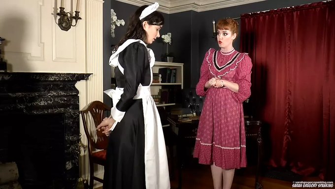 Dos Criadas Lesbianas Disfrutan De Un Poco De Diversión Bdsm
