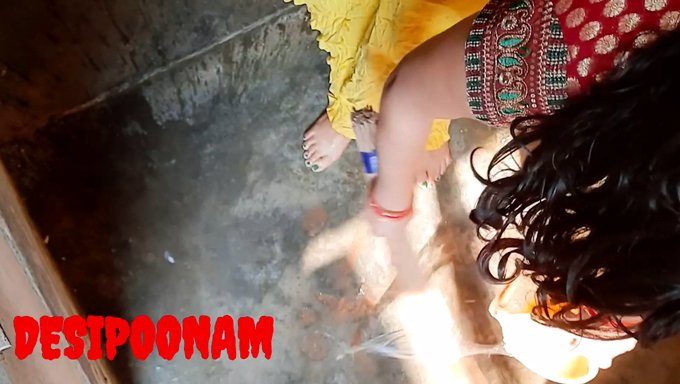 La Cachonda Adolescente India Poonam Recibe Una Gran Follada En Su Trasero En El Baño