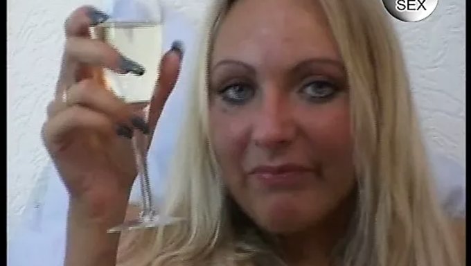 Rubia Madura Tiene Su Coño Estirado Por Una Gran Polla