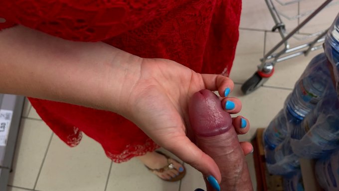 Una Paja Pública Salvaje Y Arriesgada En Un Supermercado