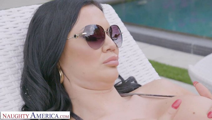 Reagan Foxx Y Sus Amigos Disfrutan De Un Trío Caliente De Vacaciones