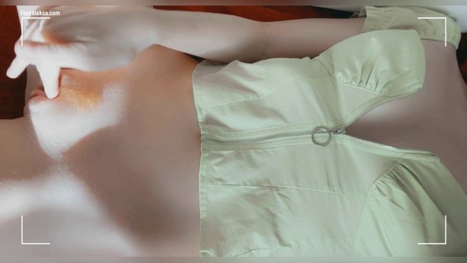 Pelirroja Delgada Se Masturba Hasta Un Dulce Orgasmo