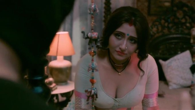 Muestra Las Sensuales Tetas Indias De Mukherjee En Un Seductor Video