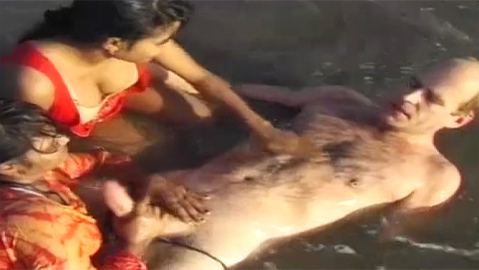 Diversión India Interracial Con Una Polla En La Playa