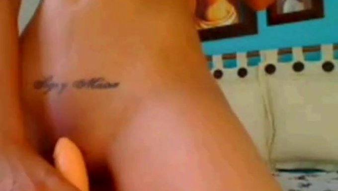 Una Latina Tetona Provoca En La Cámara Con Sus Increíbles Tetas