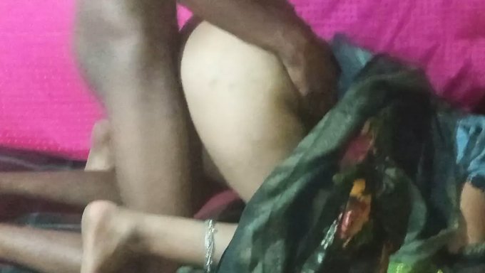 La Bhabhi India Llega Por Detrás Y Jugando Con Los Pezones En El Día De Diwali