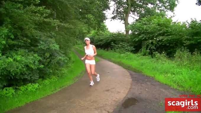 Una Morena Disfruta Del Sexo Anal Al Aire Libre.