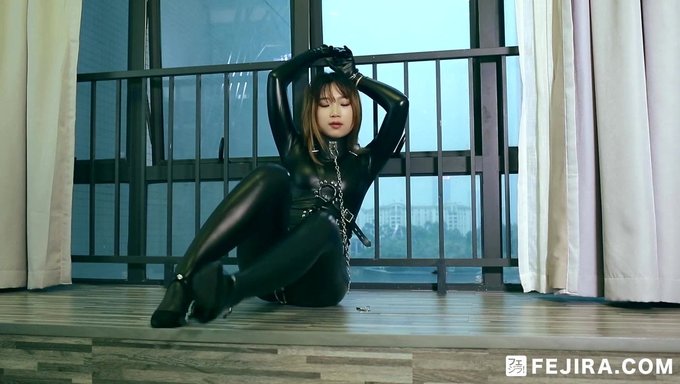 Explora Tu Fetiche Con Una Ama Japonesa Atrapada En Látex
