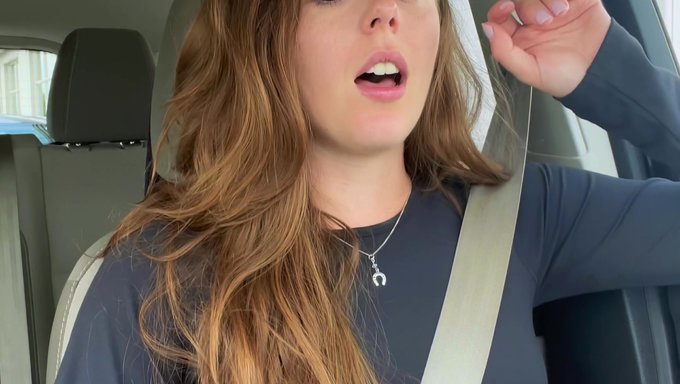 Una Morena Se Ensucia Con Un Vibrador