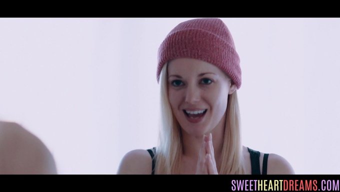 Elsa Jean Y Charlotte Stokely Disfrutan De Un Encuentro Lésbico Caliente