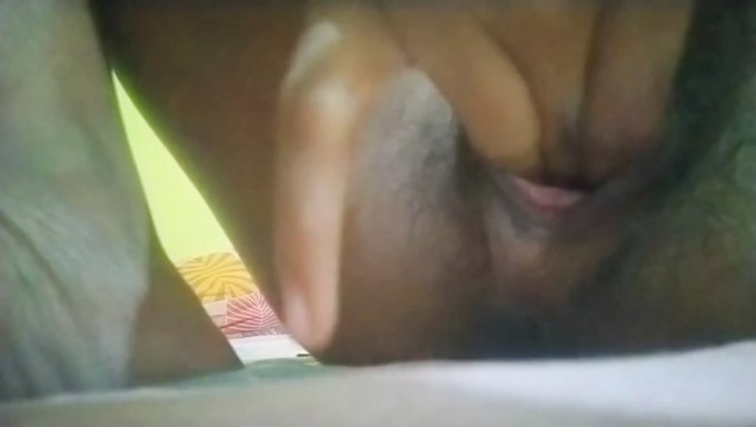 Acción Profunda De Garganta Y Dedos En El Video En Solitario De Una Chica India
