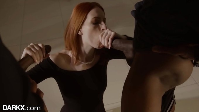 Pelirroja Delgada Es Doblemente Penetrada Por Chicos Negros Y Blancos