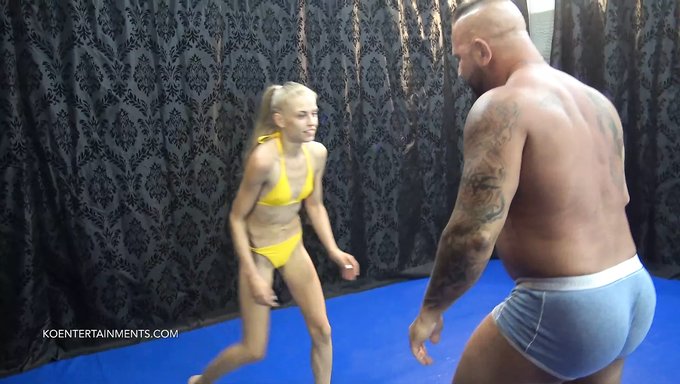 Zsolt Domina A La Delgada Rubia Bonnie Dolce En Un Video Bdsm