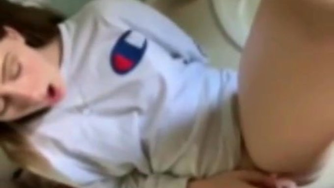 ¡mira A Esta Prima Americana Disfrutando De Una Caliente Lamida De Coño Y Un Orgasmo Caliente!