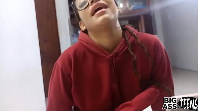 La Hermanastra Acaba De Cumplir 18 Años Y Le Pide Un Video Porno A Su Hermanastro.