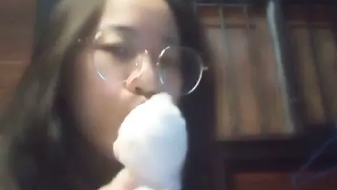 El Tiempo De Juego En Solitario De Una Morena En La Cama