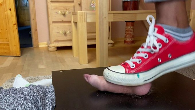 Intensa Experiencia Orgásmica Con Aplastamiento De Bolas Y Trampling