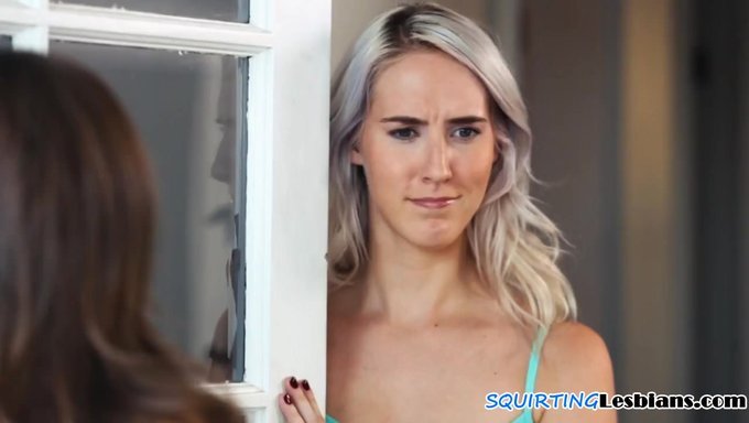 La Estimulación Lésbica Sensual Lleva A La Eyaculación Orgásmica En Una Mujer Curvilínea