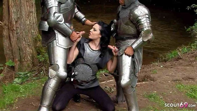 La Adolescente Petra Cosplaying Se Enfrenta A Dos Grandes Pollas En Un Trío