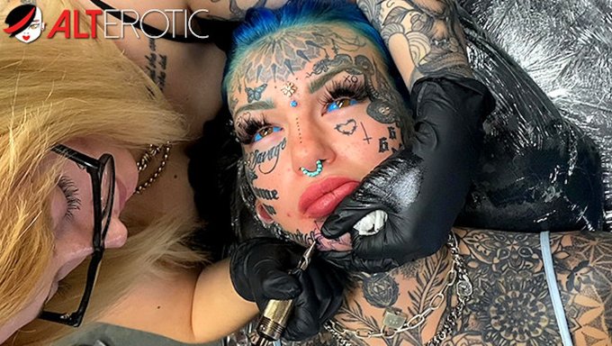 Grandes Tetas Y Grandes Tatuajes: Una Chica Hermosa Se Tatua En Un Video Caliente