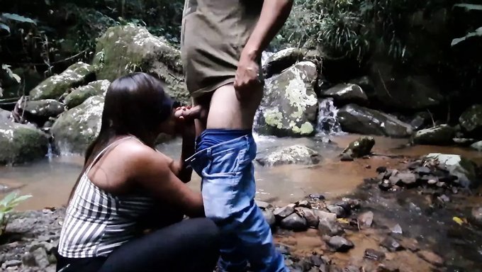 Chica Le Hace Una Mamada A Un Chico Después De La Escuela En La Cascada