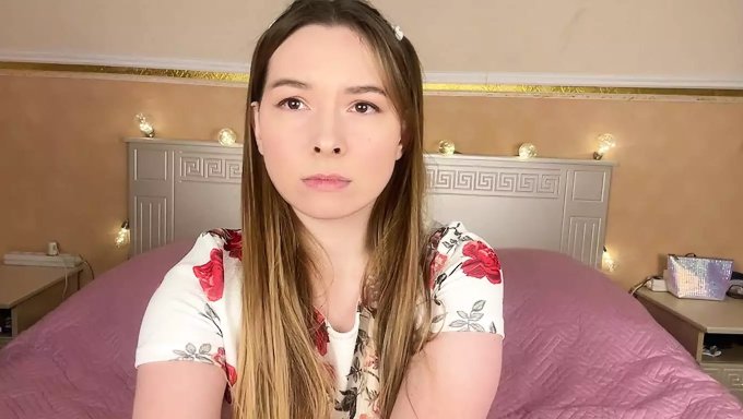 Una Chica Rusa De 18 Años Se Entrega Al Auto-Placer Orgásmico Después De La Escuela