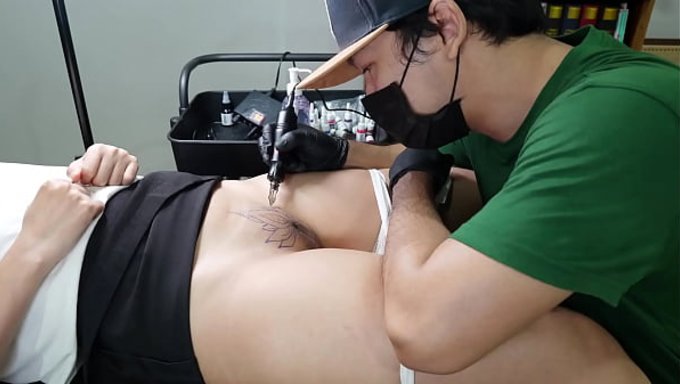 El Cliente Lindo Se Derrite Para El Tatuador Antes De Que Él Le Meta Toda La Leche Adentro.