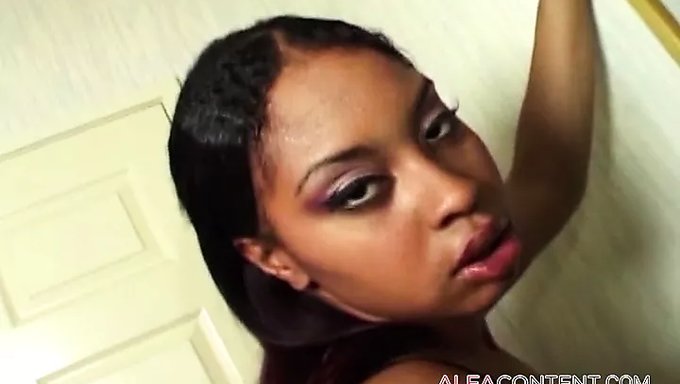 Una Chica Negra Recibe Sexo Oral Y Penetración En Un Video De Primer Plano.