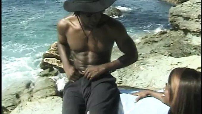 Tres Chicas Negras Disfrutan De Un Trío En La Playa