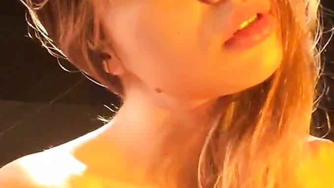 Sesión De Fotos Caliente Con Una Modelo Impresionante