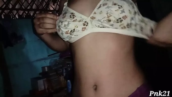 Una Adolescente Delgada Con Pezones Grandes Y Tetas Pequeñas Se Pone Traviesa. ¡mira Cómo Se Divierte!