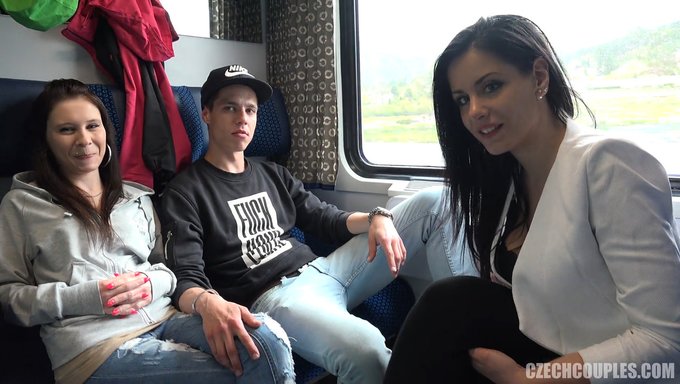 Pareja Checa Se Vuelve Loca En La Estación De Tren