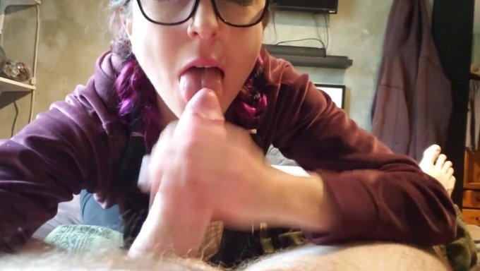 Una Milf Pequeña Con Un Gran Culo Da Placer Oral Y Es Follada. ¡no Te Pierdas Esta Escena Caliente!
