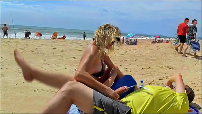 Una Milf Rara Me Acarició Y Me Hizo Correrme En Público.