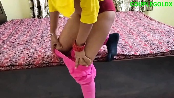 Aventura De Chorros De Komal Bhabhi En Un Vestido Amarillo