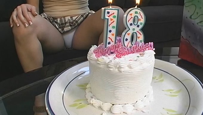 Vídeo Casero De La Primera Vez De Una Jovencita Con Un Dildo Para Su 18 Cumpleaños