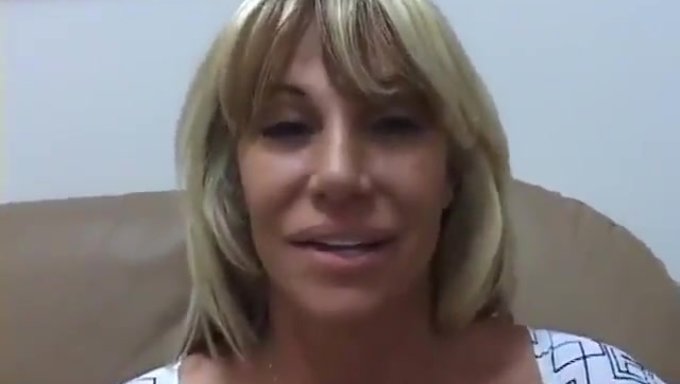 ¡la Rubia Zorra En Medias De Red Se Masturba En El Baño! ¡no Te Pierdas Esta Escena Caliente!