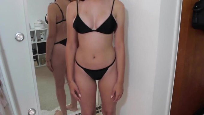 Modelo De Bikini Amateur Presume De Sus Curvas En Una Seductora Exhibición
