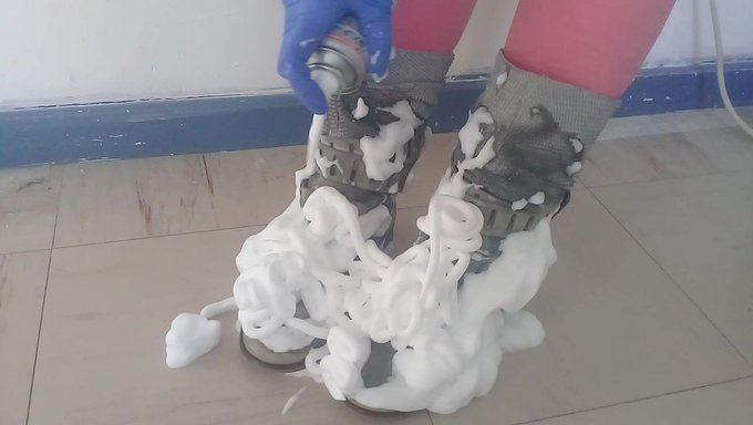Momentos Risueños Y Ruidosos En Botas Grises En Video