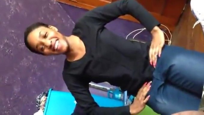Una Africana Asustada Por Tener Sexo Oral Con Un Chico Americano