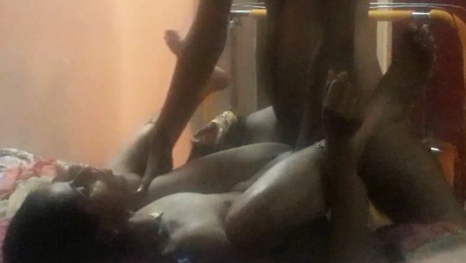 Video Casero De Una Joven Novia India Teniendo Sexo Con Una Gran Polla