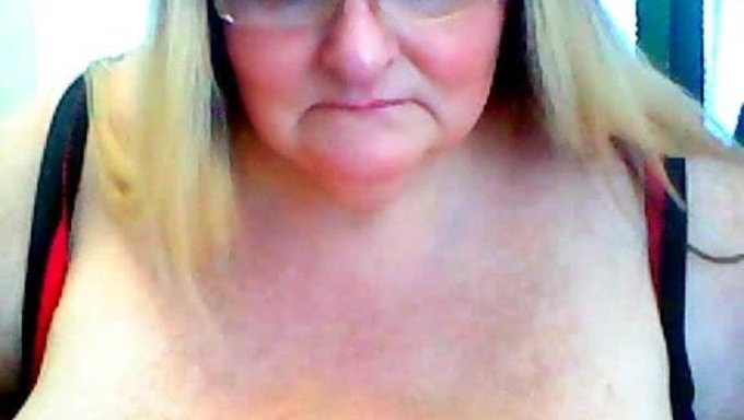 Mira Cómo La Abuela Muestra Sus Grandes Tetas En Este Video Caliente