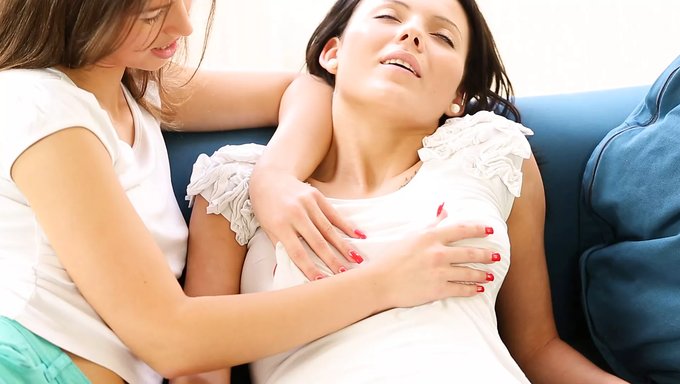 Adolescentes Lesbianas Se Entregan A La Masturbación Profunda Y Al Lamer Coños