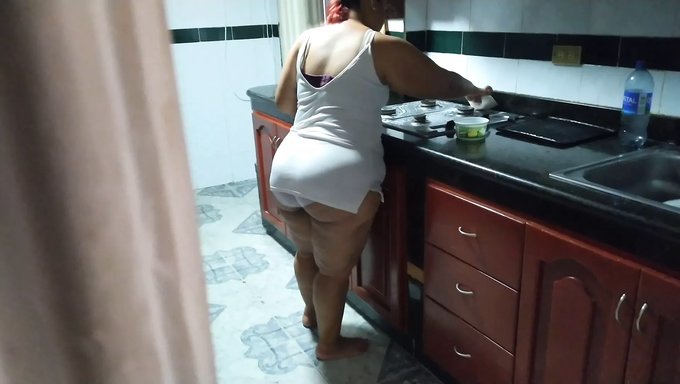Engañando A Mi Novio Con La Madre De Mi Amigo Mientras Ella Limpia La Cocina
