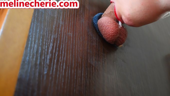 Joven Universitaria Da Una Mamada Profunda En El Gloryhole