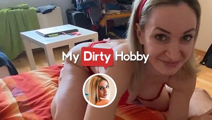 Joven Mujer Con Tetas Naturales Le Da Un Footjob A Su Hermanastro, Recibe Una Corrida - Mydirtyhobby