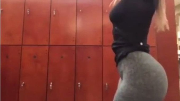 Las Chicas Gordas En Leggings Tienen Acción De Patas